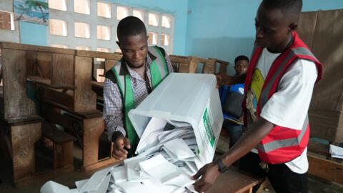 Des agents électoraux préparent le dépouillement des votes à Lomé, le 29 avril 2024, lors des élections législatives au Togo.