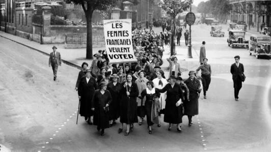 Des femmes manifestent pour leur droit de vote au mois de mai 1936 lors des grandes grèves qui ont marqué le gouvernement du Front populaire en 1936.
