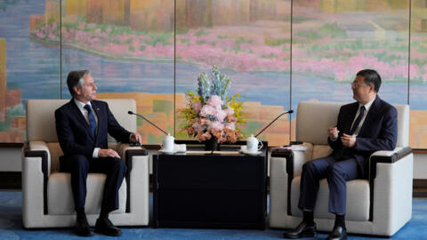 El Secretario de Estado de EE.UU., Antony Blinken (izquierda), conversa con el Secretario del Partido de Shanghai, Chen Jining, en los Grandes Salones, el jueves 25 de abril de 2024, en Shanghai, China.