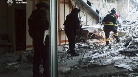 صورة قدمتها خدمة الطوارئ الحكومية الأوكرانية تظهر رجال الإنقاذ الذين يعملون في موقع هجوم صاروخي في مدينة تشيرنيهيف بأوكرانيا في 17 أبريل 2024.