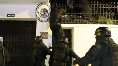 Archivo-Imagen publicada por API que muestra a fuerzas especiales de la Policía ecuatoriana irrumpiendo en la embajada de México, en Quito, para arrestar al exvicepresidente de Ecuador, Jorge Glas, el 5 de abril de 2024.