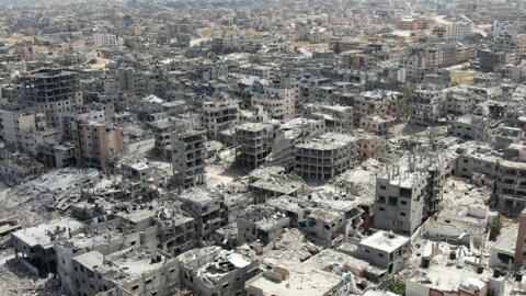 Capture vidéo de l'AFPTV montrant une vue aérienne des bâtiments détruits à Khan Younès, dans le sud de la bande de Gaza, le 22 avril 2024.