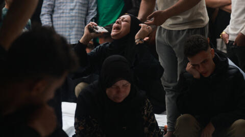 Los palestinos lloran a sus familiares muertos en el bombardeo israelí, en el hospital al-Najjar en Rafah, en el sur de la Franja de Gaza, el 29 de abril de 2024, en medio del conflicto en curso entre Israel y el grupo militante palestino Hamás.