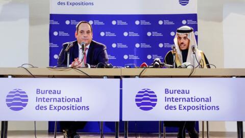 Le secrétaire général du Bureau international des Expositions, Dimitri Kerkentzes, et le ministre saoudien des Affaires étrangères, Faisal bin Farhan Al Saud, le 28 novembre 2023, au Palais des Congrè