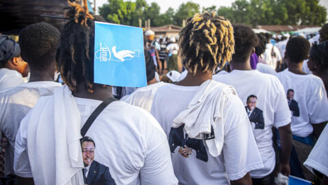 Des militants de l'Unir portent des t-shirts avec le portrait du président togolais Faure Gnassingbé lors d'un meeting électorale à Lomé le 27 avril 2024