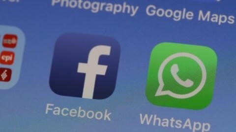 تظبيقات فيسبوك وواتساب على هاتف آيفون بتاريخ 14 أيار/مايو 2019 في كاليفورنيا