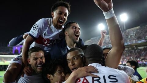 فرحة لاعبي فريق باريس سان جرمان بتسجيل الهدف الرابع في مرمى برشلونة في دوري الثمانية بدوري أبطال أوروبا. 