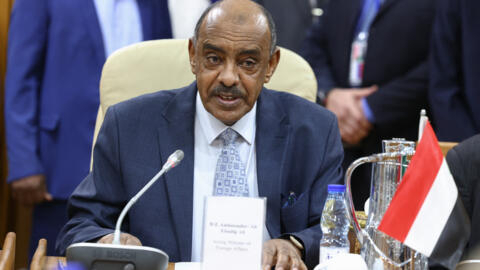 وزير الخارجية السوداني علي الصادق يحضر اجتماعا مع نظيره الروسي في الخرطوم في 9 فبراير 2023.