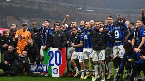 لاعبو فريق إنتر ميلان يحتفلون بفوزهم بالدوري الإيطالي في ملعب سان سيرو. 22 نيسان/أبريل 2024