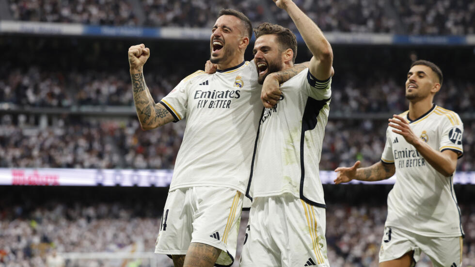 El delantero del Real Madrid Joselu (i) celebra con su compañero Nacho (d) un gol contra el Cádiz el 4 de mayo de 2024 en el partido de Liga contra el Cádiz en Madrid.
