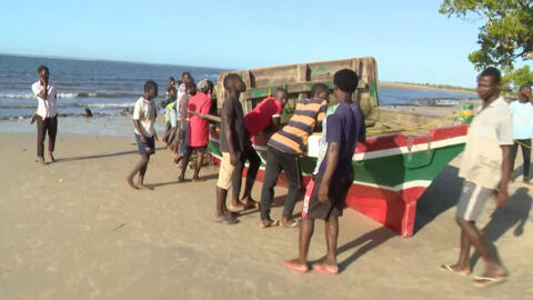 Esta captura de vídeo obtenida por AFPTV de TVM el 8 de abril de 2024 muestra el barco que se hundió frente a la costa norte de Mozambique matando a un centenar de personas, en la isla de Mozambique. 