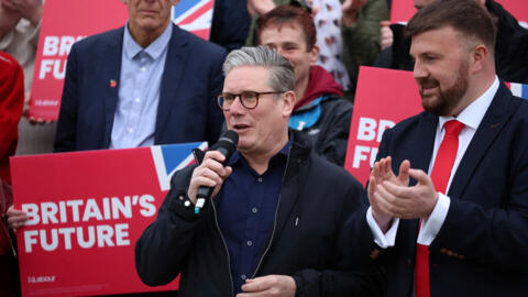 Keir Starmer, chef du Parti travailliste britannique (à gauche), aux côtés de Chris Webb, le candidat du Labour qui a remporté l'élection partielle dans la circonscription de Blackpool South, le 3 mai