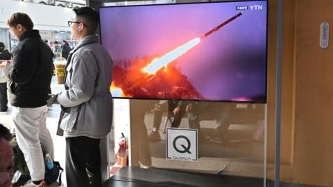 قناة تلفزيوية في محطة سول للقطارات تعرض مشاهد بشأن إطلاق صورايخ من كوريا الشمالية، 2 فبراير 2024.