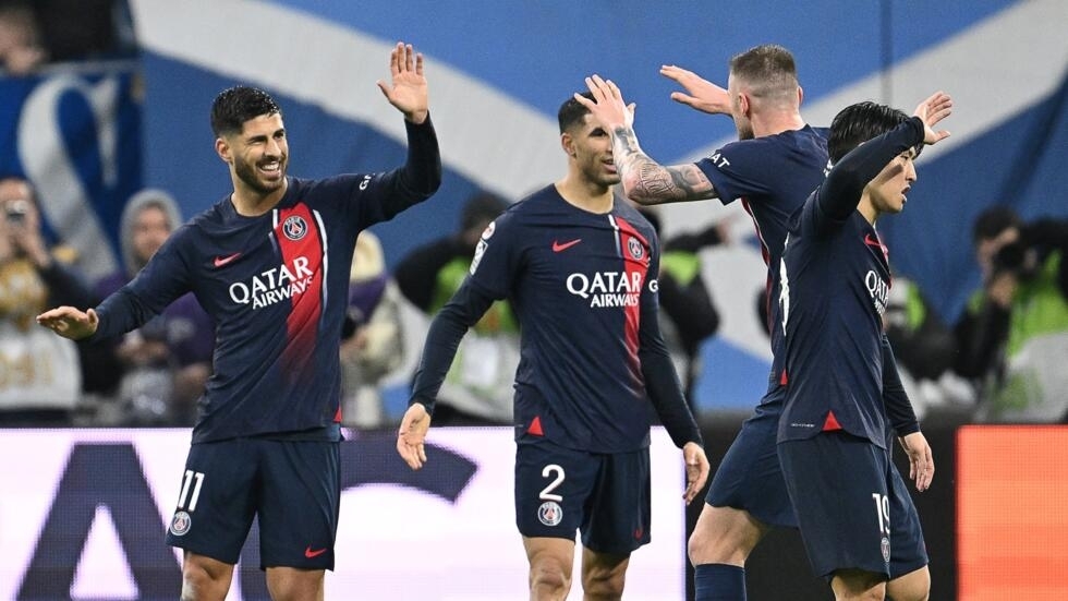 مجموعة من لاعبي باريس سان جرمان يحتفلون بالهدف الثاني أمام مرسيليا 
