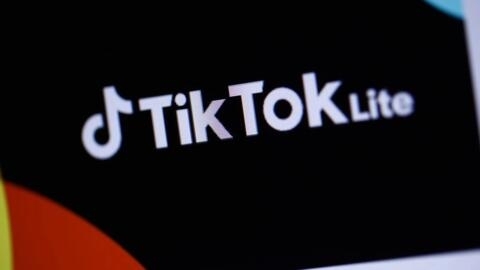 شعار خدمة "تيك توك لايت" على شاشة جهاز محمول في باريس 11 نيسان/أبريل 2024.
