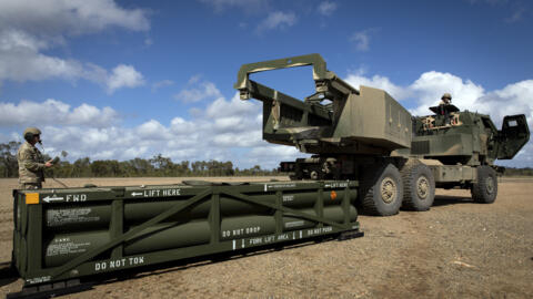 Image fournie par l'armée américaine montrant des troupes chargeant le système de missiles tactiques de l'armée (ATACMS) sur un système de roquettes d'artillerie à haute mobilité (HIMARS).