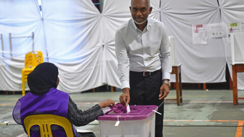 رئيس المالديف محمد مويزو يدلي بصوته في الانتخابات البرلمانية.