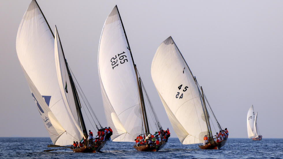 قوارب شراعية خلال سباق قرب أبوظبي في 20 أيار/مايو 2021