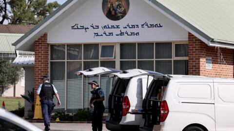 Agentes de policía y sus vehículos en el exterior de la iglesia de Cristo Buen Pastor, en el barrio de Wakeley, al oeste de Sídney, el 16 de abril de 2024.