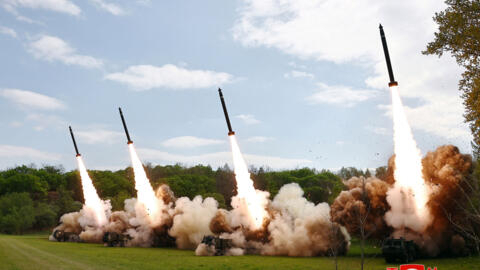 Esta fotografía tomada el 22 de abril de 2024 y difundida por la Agencia Central de Noticias de Corea del Norte (KCNA) a través de KNS el 23 de abril de 2024 muestra el lanzamiento de "artillería de cohetes" durante un ejercicio de entrenamiento de contraataque nuclear en Corea del Norte.