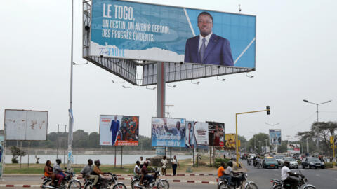 Un panneau d'affichage du président Faure Gnassingbé, candidat à la présidentielle de l'UNIR (Union pour la République), dans une rue de Lomé, au Togo, le 19 février 2020.