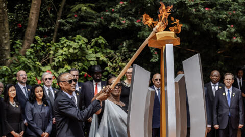 Le président du Rwanda Paul Kagame (à gauche) et son épouse Jeannette Kagame (à droite) allument une flamme du souvenir entourés de chefs d'État et d'autres dignitaires dans le cadre des commémoration