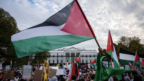 متظاهرون يرفعون أعلام فلسطينية أمام البيت الأبيض في مظاهرة للمطالبة بوقف إطلاق النار في غزة، واشنطن في 4 نوفمبر 2023.