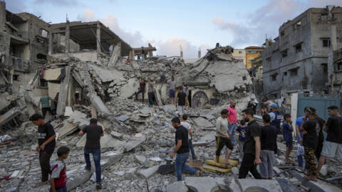 Des Palestiniens observent les dégâts causés par une frappe aérienne israélienne à Deir al Balah, dans la bande de Gaza, le 30 avril 2024.