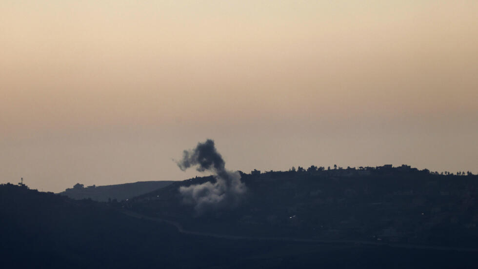 Photo prise depuis une position israélienne montrant de la fumée s'élevant au-dessus du village libanais d'Odaisseh lors d'un bombardement israélien, le 22 avril 2024.