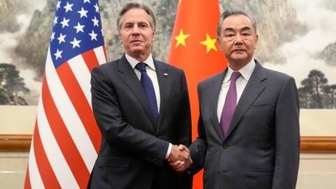 وزير الخارجية الأمريكي أنتوني بلينكين (يسار) يصافح وزير الخارجية الصيني وانغ يي (يمين) خلال اجتماع في دار ضيافة دياويوتاي الحكومية في بكين. 26 نيسان/أبريل 2024. 