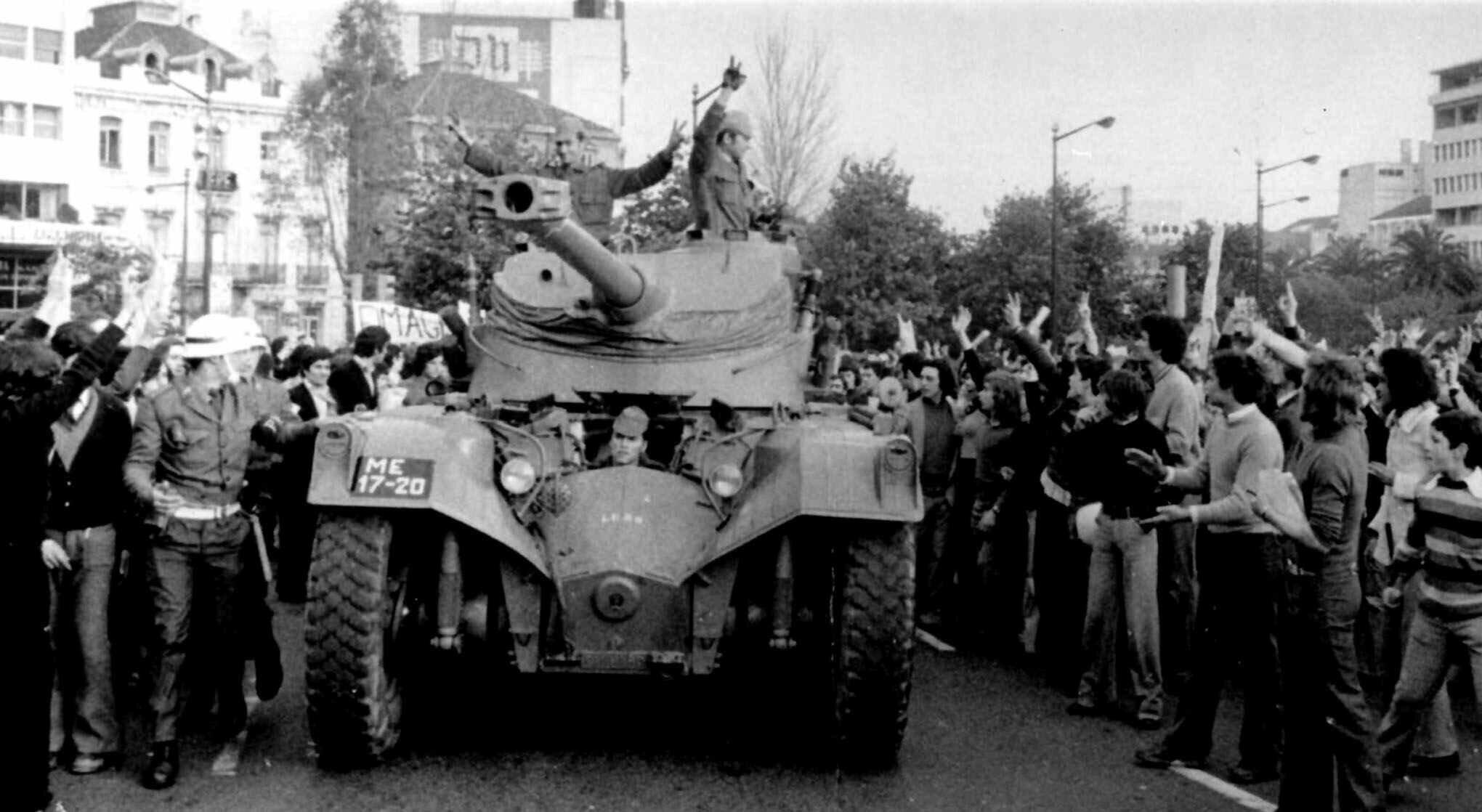 Des soldats portugais sont applaudis par la foule lors du coup d'Etat du 25 avril 1974 connu sous le nom de "révolution des oeillets".