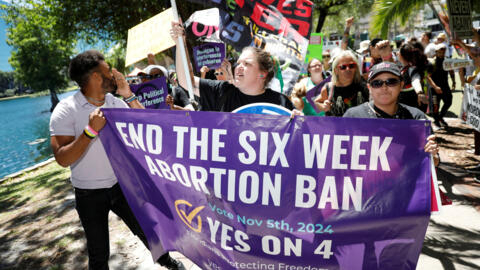 ARCHIVO. Defensores del derecho al aborto se reúnen para lanzar su campaña «Sí a las 4» de cara al referéndum del 5 de noviembre, cuando los votantes de Florida decidirán si debe existir el derecho al aborto en el estado, en Orlando, Florida, EE.UU. 13 de abril de 2024.