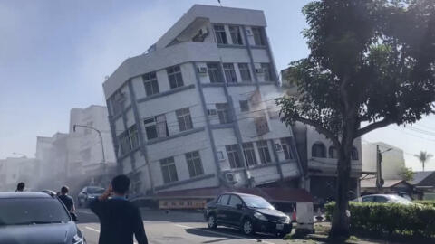 En esta imagen tomada de un vídeo difundido por TVBS, se ve un edificio parcialmente derrumbado en Hualien, al este de Taiwán, el miércoles 3 de abril de 2024.