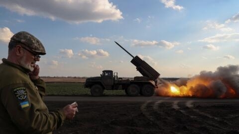 أفراد الخدمة الأوكرانية يطلقون نظام إطلاق الصواريخ المتعددة BM-21 Grad (MLRS) على القوات الروسية، قرب خط المواجهة في منطقة دونيتسك. أوكرانيا في 27 مارس/آذار 2024.