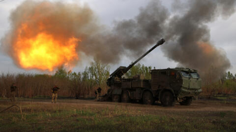 Des artilleurs de la 43e brigade mécanisée séparée des forces armées ukrainiennes tirent sur une position russe avec un obusier  dans la région de Kharkiv, le 21 avril 2024.