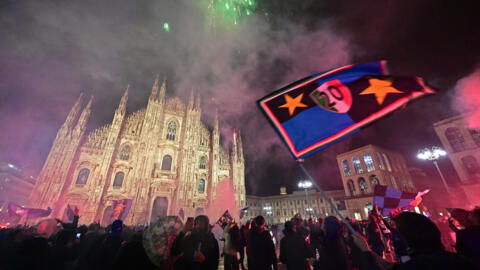Les supporters de l'Inter Milan fêtent devant la cathédrale de la ville le 20e titre de champion d'Italie du club, remporté après une victoire (2-1) cnotre l'AC Milan, le 22 avril 2024.