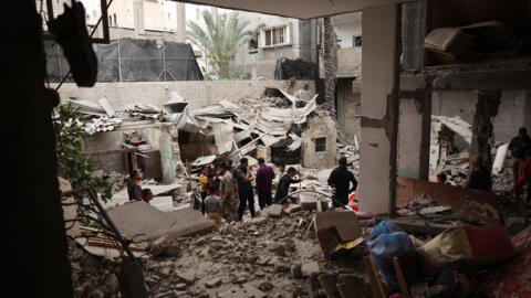 Des Palestiniens dans les décombres d'un immeuble d'habitation, le 27 avril 2024, à Rafah, au sud de la bande de Gaza.