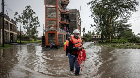Des membres de la Croix-Rouge kényane déployés dans une zone frappée par les inondations, à Kitengela, le 1er mai 2024.