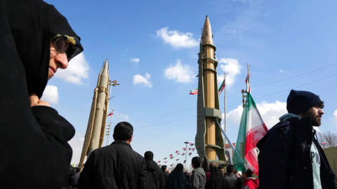 عرض لصواريخ إيرانية محلية الصنع خلال المسيرة السنوية لإحياء ذكرى الثورة الإسلامية الإيرانية في طهران.
