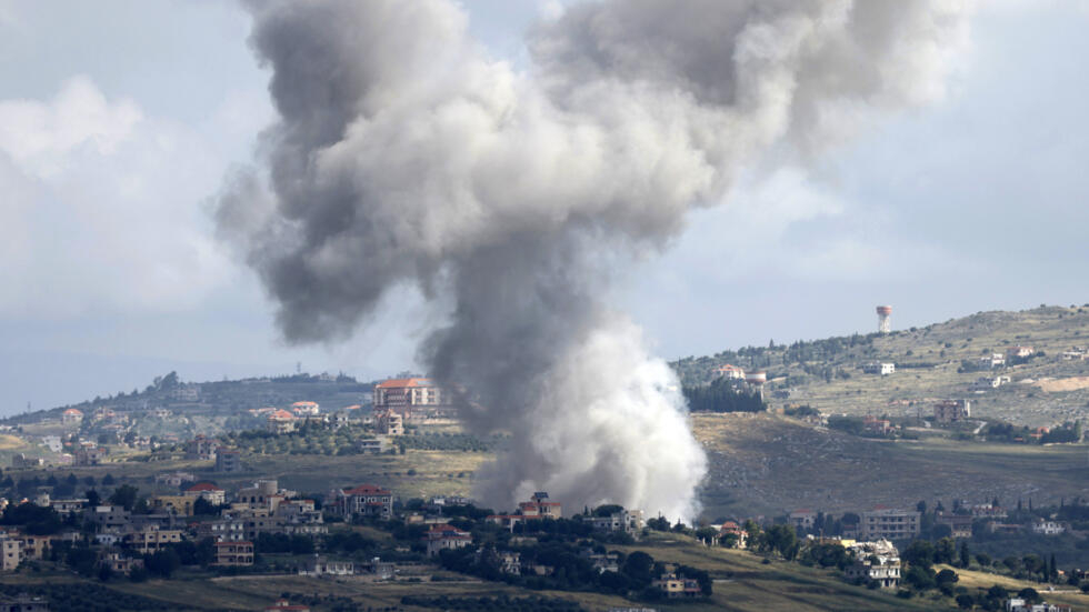 صورة ملتقطة من شمال إسرائيل تظهر تصاعد الدخان خلال قصف إسرائيلي لبلدة ميس الجبل بجنوب لبنان في الخامس من أيار/مايو 2024