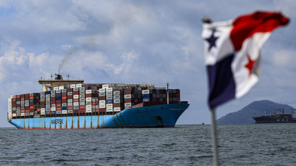 سفينة شحن بانتظار دورها للمرور عبر قناة بنما بتاريخ 28 آذار/مارس 2024