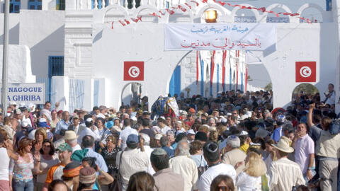 مئات اليهود بمحيط كنيس الغريبة في جزيرة جربة جنوب تونس