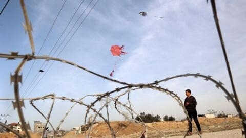 لجأ الأطفال إلى استخدام الطائرات الورقية في جنوب غزة كفترة راحة من الواقع القاسي للحرب