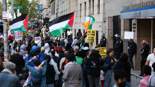 ناشطون يتظاهرون خارج جامعة كولومبيا في مدينة نيويورك احتجاجا على استمرار الحرب على غزة وتنديداً بالعلاقات التي تربط الجامعة بمؤسسات اسرائيلية. في 20 نيسان/أبريل 2024. (تصوير ليوناردو مونوز / وكالة الصحافة الفرنسية)