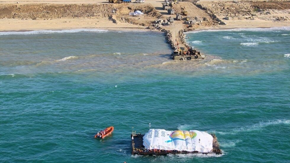 بارجة تنقل مساعدات إنسانية بالقرب من سواحل قطاع غزة  في 15 مارس 2024