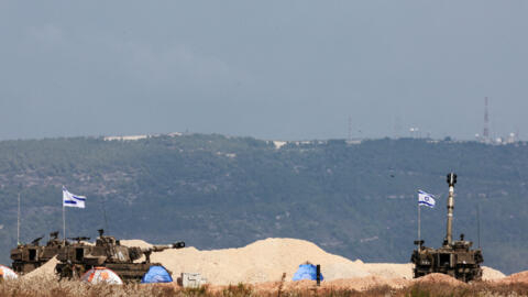 دبابات إسرائيلية متمركزة بالقرب من حدود إسرائيل مع لبنان في شمال إسرائيل 