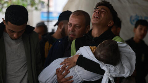 فلسطينيون ينعون أقاربهم الذين قتلوا في القصف الإسرائيلي، في مستشفى النجار في رفح بجنوب غزة، وسط الحرب الإسرائيلية المستمرة على القطاع. 29 أبريل 2024.