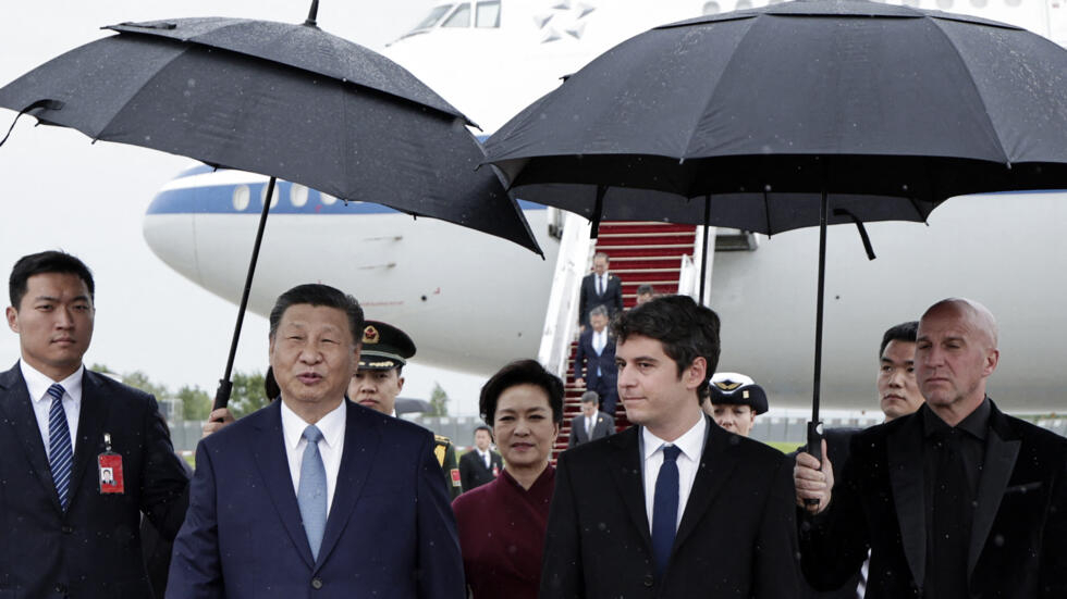 رئيس الوزراء الفرنسي غابرييل أتال يستقبل الرئيس الصيني شي جين بينغ وزوجته بنغ لي يوان فور وصولهما إلى مطال اورلي، جنوب باريس (5 مايو 2024).