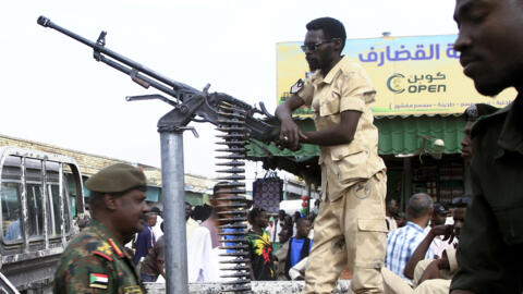 قوات الأمن السودانية تجوب أحد الأحياء التجارية في منطقة القضارف في شرق السودان (03/04/2024)