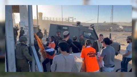 Protesters wearing orange tee-shirts protest at the Erez Crossing on February 29, 2024. © Oren Ziv / Twitter